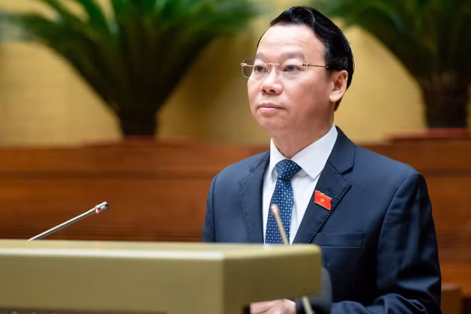 Bộ trưởng Tài nguyên và Môi trường Đỗ Đức Duy trình bày Tờ trình về dự thảo Nghị quyết. (Ảnh: DUY LINH)