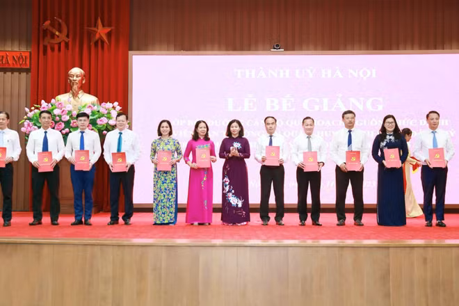 Lãnh đạo Thành ủy Hà Nội trao chứng nhận cho các học viên tham gia lớp bồi dưỡng cán bộ quy hoạch nguồn chức danh Ủy viên Ban Thường vụ quận, huyện, thị ủy và đảng ủy trực thuộc Thành ủy nhiệm kỳ 2025-2030.