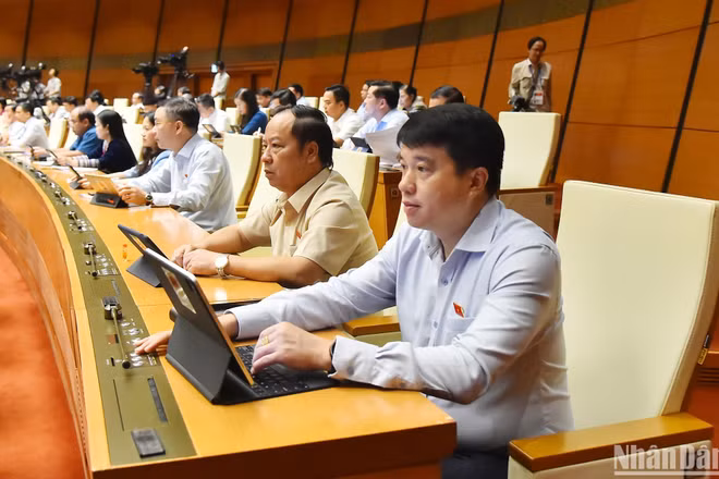 Các đại biểu Quốc hội biểu quyết thông qua Nghị quyết về dự toán ngân sách nhà nước năm 2024. (Ảnh: THỦY NGUYÊN)