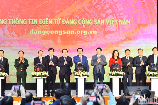 Trưởng Ban Tuyên giáo Trung ương Nguyễn Trọng Nghĩa và các đại biểu thực hiện nghi thức bấm nút khai trương Cổng Thông tin điện tử Đảng Cộng sản Việt Nam. (Ảnh: ĐĂNG KHOA)