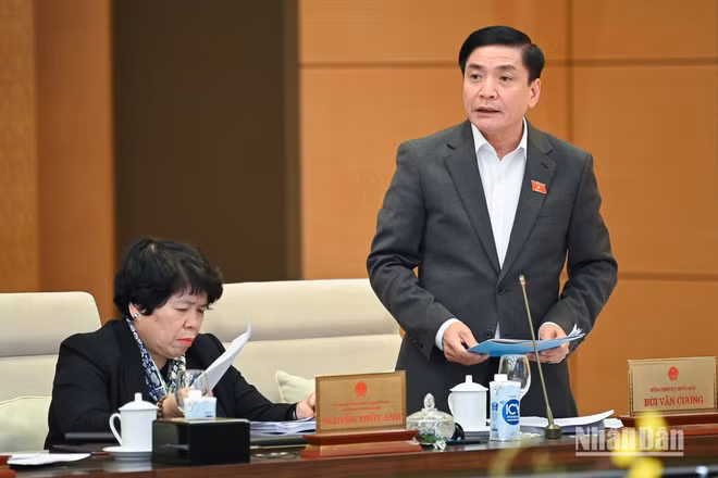 Tổng Thư ký Quốc hội, Chủ nhiệm Văn phòng Quốc hội Bùi Văn Cường trình bày báo cáo tại phiên họp chiều 14/12. (Ảnh: DUY LINH) 