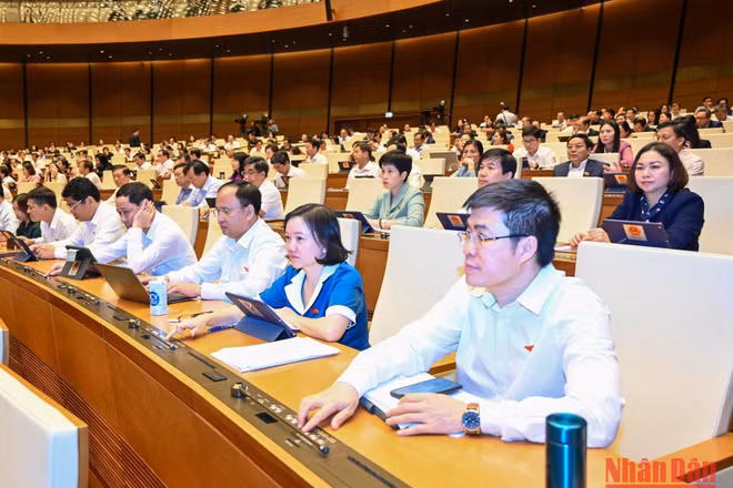 Quốc hội biểu quyết thông qua Nghị quyết trong phiên họp sáng 15/11. (Ảnh: DUY LINH)