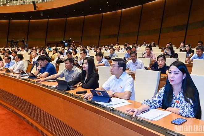 Đại biểu Quốc hội biểu quyết thông qua Nghị quyết. (Ảnh: DUY LINH)