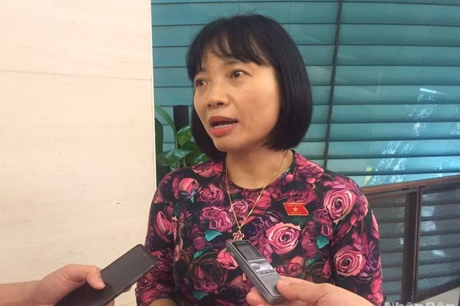 Đại biểu Quốc hội Nguyễn Thị Việt Nga chia sẻ bên hành lang Quốc hội về phiên chất vấn nhóm vấn đề thuộc lĩnh vực khoa học và công nghệ. (Ảnh: VĂN TOẢN)