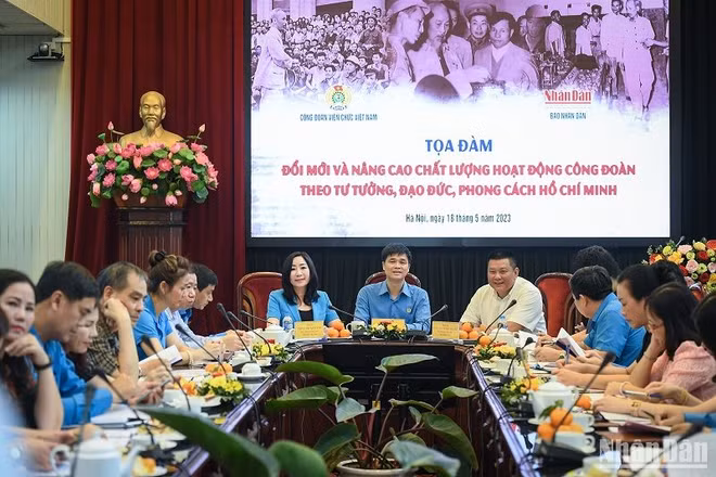 Phó Chủ tịch Tổng Liên đoàn Lao động Việt Nam, Chủ tịch Công đoàn Viên chức Việt Nam Ngọ Duy Hiểu; Phó Chủ tịch Công đoàn Viên chức Việt Nam Trần Thị Kim Anh; Vụ trưởng, Trưởng Ban Nhân Dân điện tử Nguyễn Ngọc Thanh chủ trì, điều hành thảo luận tại tọa đàm. (Ảnh: THÀNH ĐẠT)