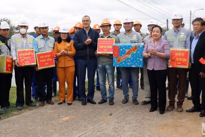 Lãnh đạo tỉnh Phú Yên thăm, tặng quà chúc Tết cán bộ công nhân đang thi công trên công trường dự án thành phần tuyến cao tốc bắc-nam đoạn qua Phú Yên.