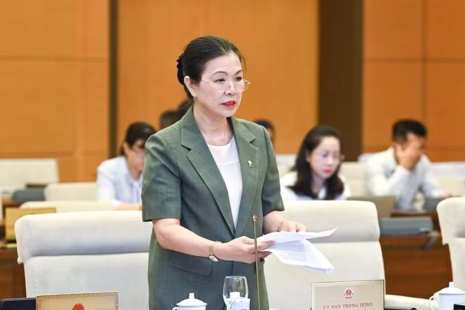 Phó Chủ tịch Ủy ban Trung ương MTTQ Việt Nam Trương Thị Ngọc Ánh báo cáo tại phiên họp sáng 16/8. (Ảnh: DUY LINH)