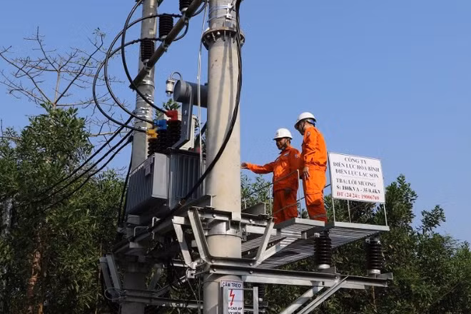 Công nhân Tổng Công ty Điện lực miền Bắc tăng cường kiểm tra hệ thống trạm biến áp, duy trì việc cấp điện an toàn, ổn định cho khách hàng. (Ảnh: EVNNPC)