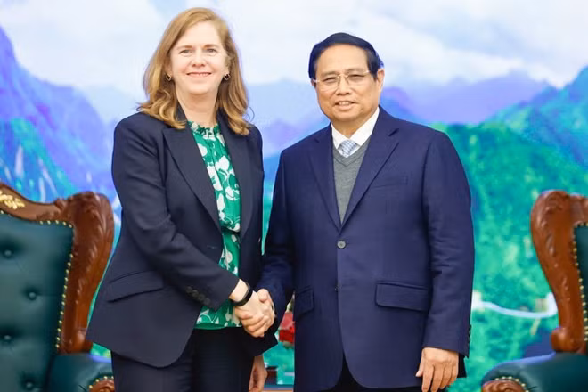 Thủ tướng Phạm Minh Chính và bà Lynn Maxwell, Tổng Giám đốc Thương mại toàn cầu của S&P Global Ratings. (Ảnh: TRẦN HẢI)