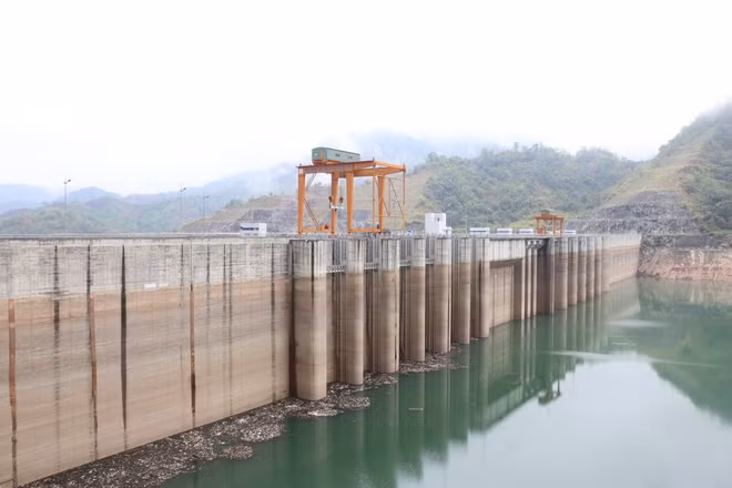 Hồ thủy điện Lai Châu có mực nước xuống rất thấp. Ảnh chụp sáng 10/5. (Ảnh: EVN)
