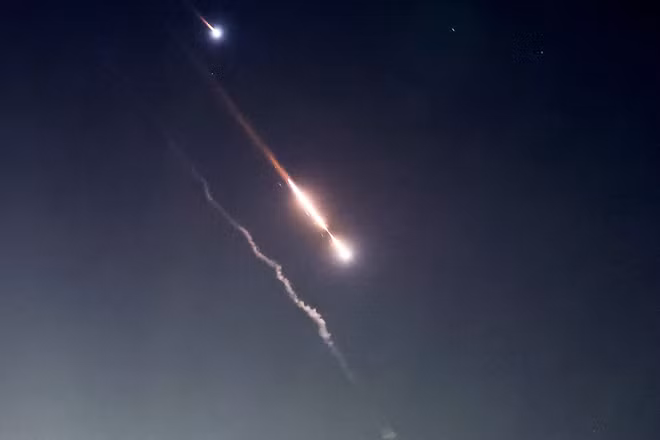 Các vật thể bốc cháy trên bầu trời Jerusalem sau khi Iran phóng máy bay không người lái và tên lửa về phía Israel, Jerusalem, ngày 14/4/2024. (Ảnh: Reuters) 