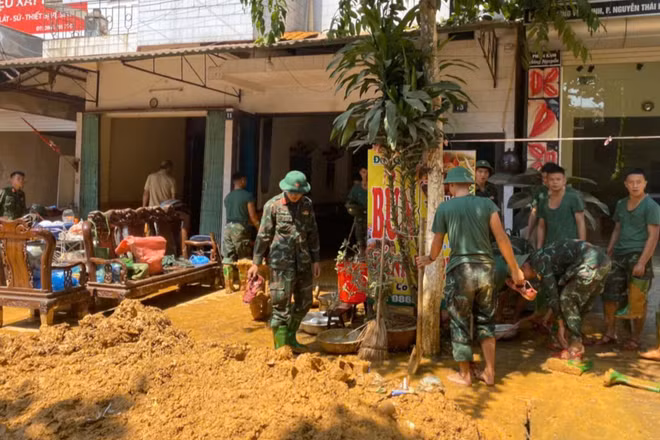 Hỗ trợ nhân dân dọn dẹp sau lũ do ảnh hưởng của cơn bão số 3 ở thành phố Yên Bái.