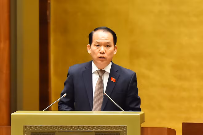 Chủ nhiệm Ủy ban Pháp luật của Quốc hội Hoàng Thanh Tùng trình bày Báo cáo giải trình, tiếp thu, chỉnh lý dự thảo Luật Thủ đô (sửa đổi) tại phiên họp chiều 28/5. (Ảnh: THỦY NGUYÊN)