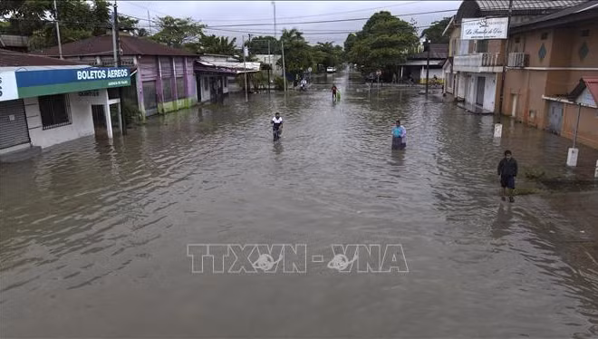 Cảnh ngập lụt sau những trận mưa lớn do ảnh hưởng của bão tại Puerto Barrios, Izabal, Guatemala, ngày 5/11/2020. (Ảnh tư liệu: AFP/TTXVN) 