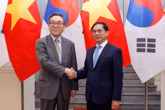 Phó Thủ tướng, Bộ trưởng Ngoại giao Bùi Thanh Sơn hội đàm với Bộ trưởng Ngoại giao Hàn Quốc Cho Tae-yul. (Ảnh: Bộ Ngoại giao) 