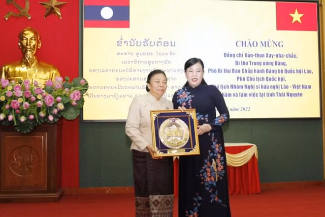 Đồng chí Phó Chủ tịch Quốc hội Lào tặng quà lưu niệm Bí thư Tỉnh uỷ Thái Nguyên.