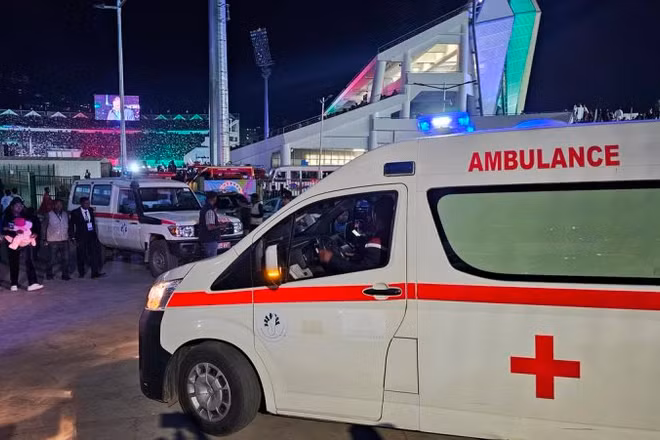 Xe cứu thương bên ngoài sân vận động sau thảm kịch giẫm đạp trước giờ khai mạc Đại hội thể thao các quốc đảo Ấn Độ Dương. (Ảnh: X/Antoine Forestier)
