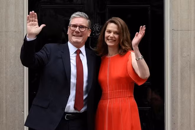 Tân Thủ tướng Anh Keir Starmer và phu nhân có mặt tại số 10 phố Downing, London, Anh, ngày 5/7/2024. (Ảnh: Reuters) 