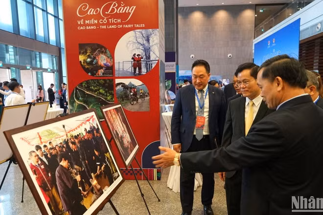 Các đại biểu tham quan “Không gian Cao Bằng” bên lề hội nghị, giới thiệu về vẻ đẹp thiên nhiên, con người, cũng như tiềm năng, lợi thế của Cao Bằng. (Ảnh: TRUNG HƯNG) 