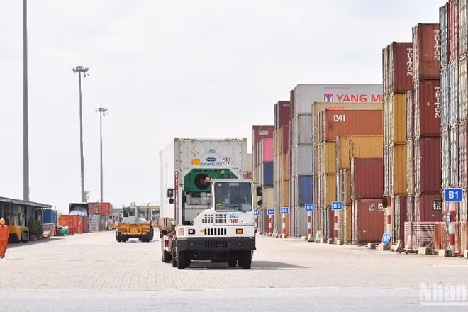 Bốc xếp container tại cảng Đình Vũ, Hải Phòng. (Ảnh minh họa: THÀNH ĐẠT)