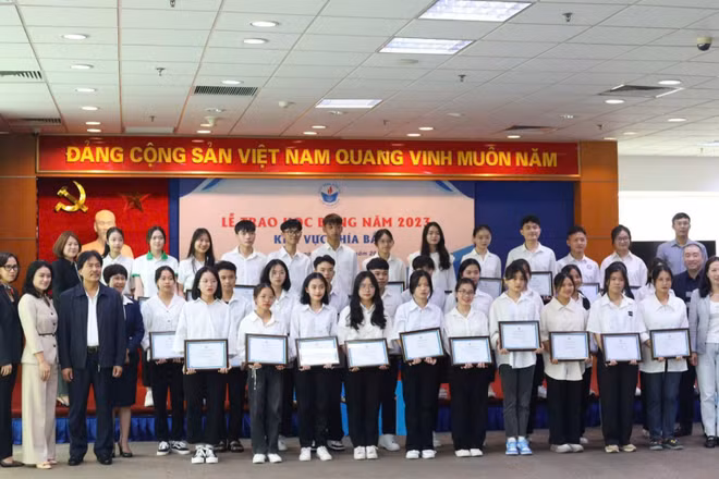 Quỹ Thắp sáng niềm tin trao học bổng cho sinh viên khu vực phía bắc năm 2023.