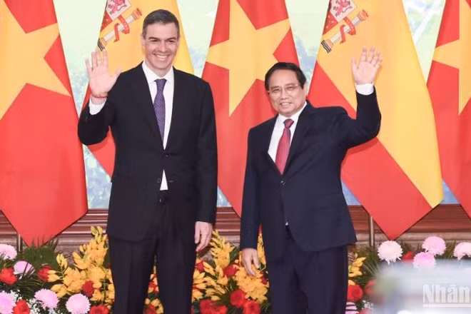 Thủ tướng Phạm Minh Chính và Thủ tướng Tây Ban Nha Pedro Sanchez. (Ảnh: TRẦN HẢI) 