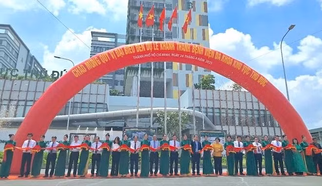 Các đại biểu cắt băng khánh thành bệnh viện. Ảnh: (QUANG HUY/SGGP)