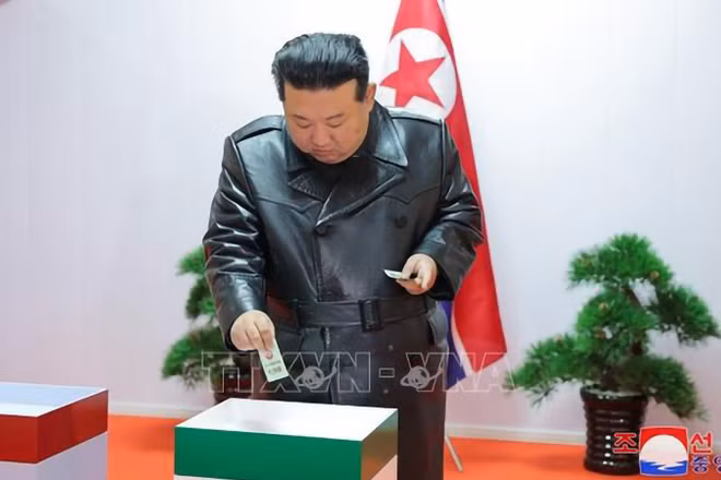 Nhà lãnh đạo Triều Tiên Kim Jong-un bỏ phiếu bầu cử địa phương tại điểm bầu cử ở tỉnh Nam Hamgyong, ngày 26/11/2023. Ảnh: YONHAP/TTXVN 