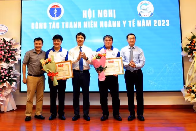 Ban Chấp hành Trung ương Đoàn trao tặng bằng khen cho các cá nhân có nhiều đóng góp trong công tác Đoàn Thanh niên ngành y tế.
