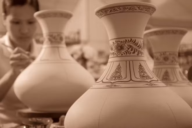 Sản xuất tại làng Gốm Bát Tràng. 