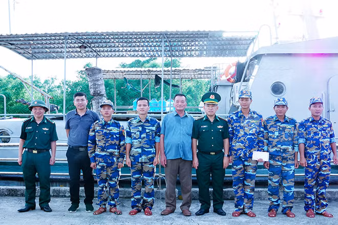 Thưởng nóng cho cán bộ chiến sĩ tàu tuần tra Hải đội 2 Biên phòng Sóc Trăng. 