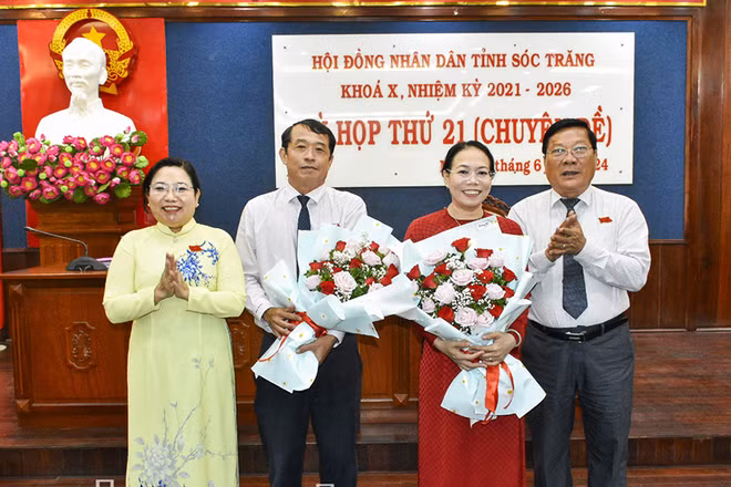 Lãnh đạo Tỉnh ủy - Hội đồng nhân dân tỉnh Sóc Trăng tặng hoa chúc mừng các đồng chí được phân công nhiệm vụ mới. (Ảnh: SONG LÊ)