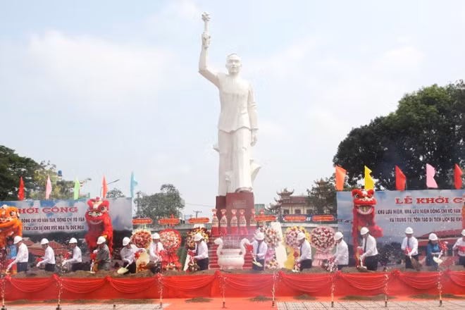 Lãnh đạo, nguyên lãnh đạo tỉnh và Trung ương động thổ khởi công dựng Khu lưu niệm đồng chí Võ Văn Tần và đồng chí Võ Văn Ngân.