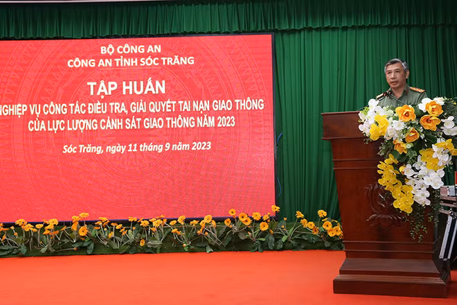 Đại tá Huỳnh Hoài Hận, Phó Giám đốc Công an tỉnh Sóc Trăng, phát biểu tại lễ khai giảng.