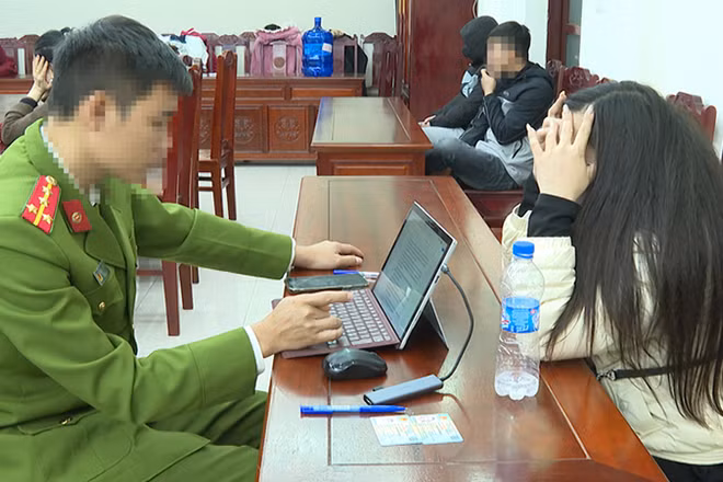 Công an làm việc với các đối tượng liên quan hoạt động mại dâm.