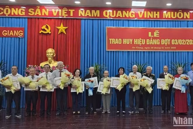 Ban Thường vụ Tỉnh ủy An Giang trao Huy hiệu Đảng tặng các đảng viên cao niên tuổi Đảng.