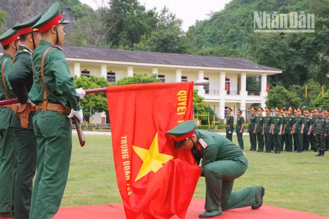 Chiến sĩ mới thực hiện nghi thức tuyên thệ tại buổi lễ. 