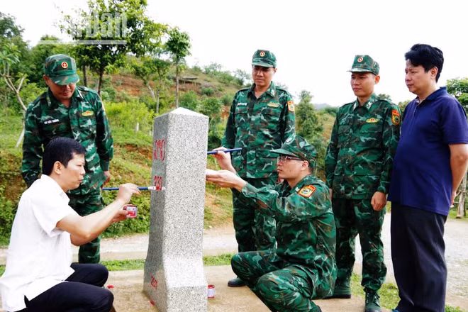 Đoàn công tác và Đồn biên phòng Chiềng On sơn sửa lại mốc quốc giới 230.