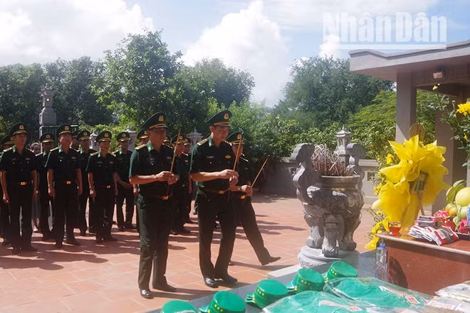 Cán bộ, chiến sĩ Bộ đội Biên phòng tỉnh Sơn La thắp hương tri ân tại Đài tưởng niệm các Anh hùng liệt sĩ khu vực Đồn Biên phòng Cửa khẩu Chiềng Khương.