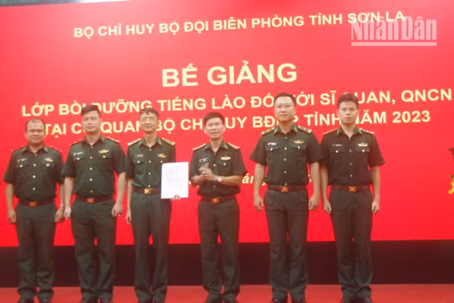 Lãnh đạo Bộ Chỉ huy Bộ đội Biên phòng tỉnh Sơn La trao giấy chứng cho các học viên.