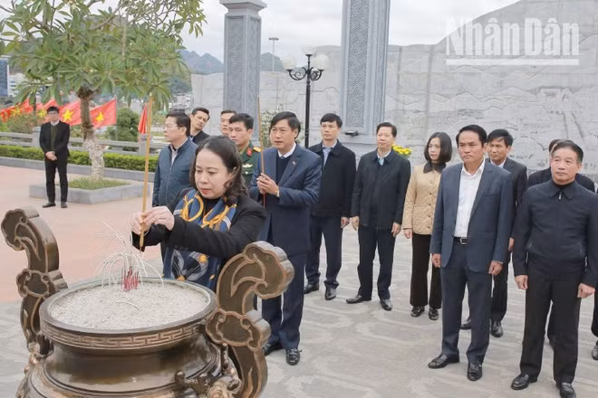 Phó Chủ tịch nước Võ Thị Ánh Xuân cùng đoàn công tác và lãnh đạo tỉnh Sơn La dâng hương Đền thờ Bác Hồ tại Quảng trường Tây Bắc. 