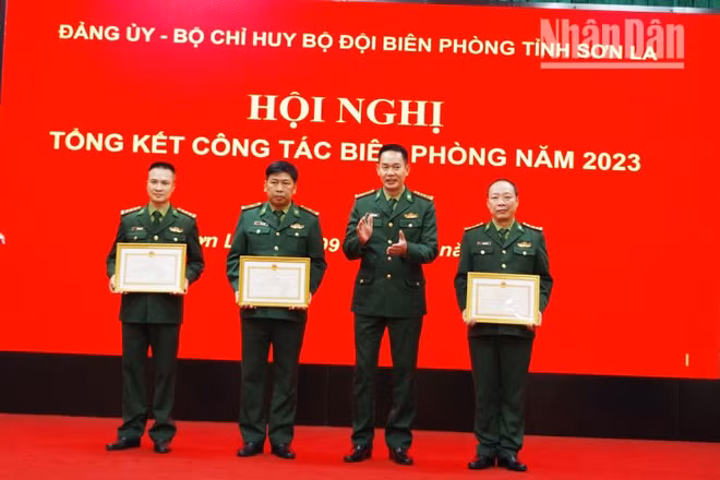 Đồng chí Đại tá Nguyễn Đình Huân, Chỉ huy trưởng Bộ đội Biên phòng Sơn La chuyển trao Bằng khen của Bộ Quốc phòng cho các tập thể.