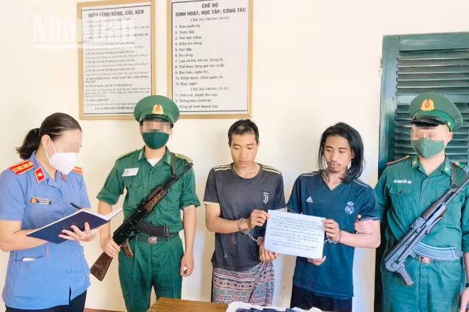 Hai đối tượng Thạo Vầu và Thong Say tại Đồn Biên phòng Chiềng On.