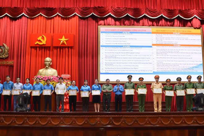 Lãnh đạo Công an tỉnh và Liên đoàn Lao động tỉnh tặng giấy khen cho các các cá nhân.