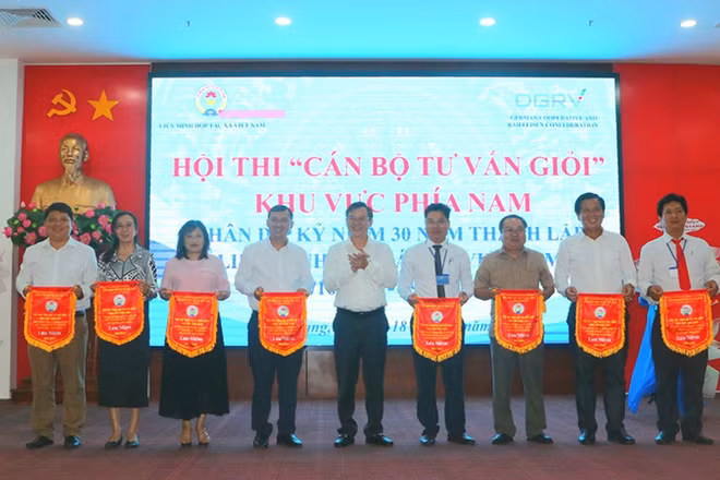 Tặng cờ lưu niệm cho các đơn vị tham gia.