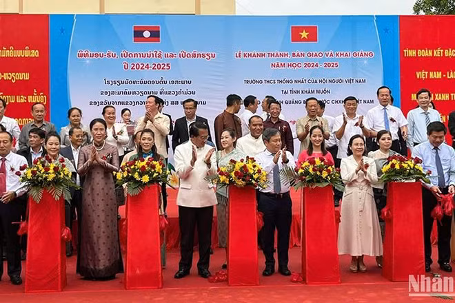 Các đại biểu cắt băng khánh thành ngôi trường. (ẢNH: HẢI TIẾN)
