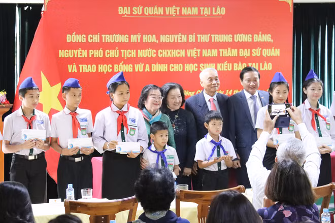 Bà Trương Mỹ Hoa cùng đoàn đại biểu trao 100 suất học bổng tặng học sinh con em kiều bào tại Lào. (Ảnh: Trịnh Dũng)