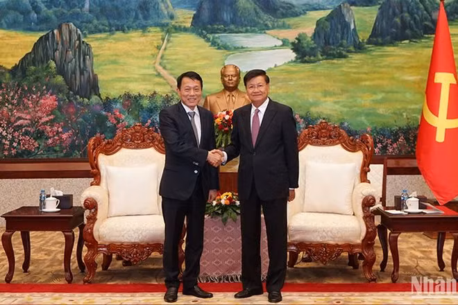 Tổng Bí thư, Chủ tịch nước Lào Thongloun Sisoulith tiếp Bộ trưởng Công an Lương Tam Quang. (Ảnh: Trịnh Dũng)