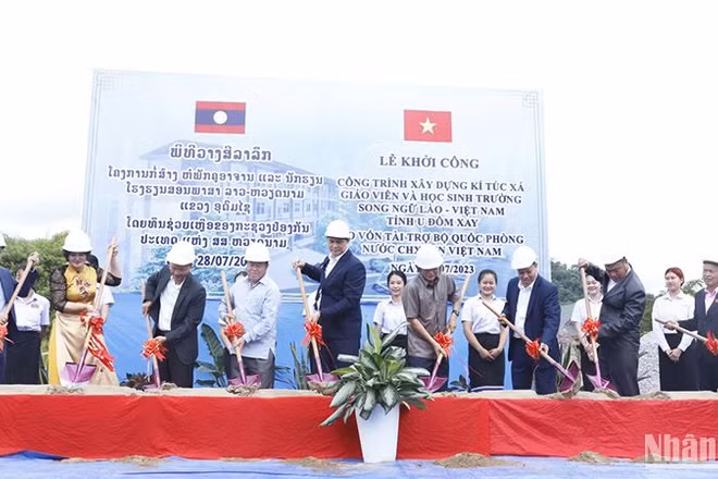 Các đại biểu làm lễ động thổ xây dựng công trình. (Ảnh: Hải Tiến)