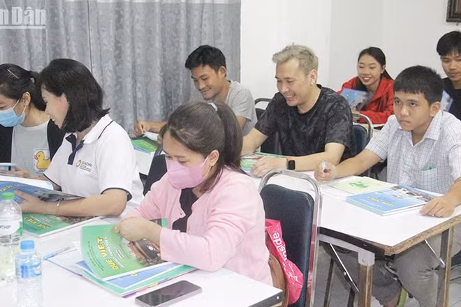 Các học viên hào hứng tham gia lớp học tiếng Việt. (Ảnh: HẢI TIẾN)
